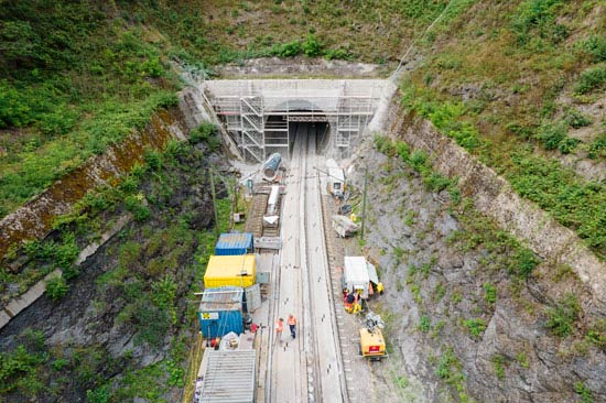 Die Sanierung des Bildstocktunnels geht zügig voran, am Tunneleingang werden die Betonflächen saniert und starke Gebläse versorgen den Tunnel mit Frischluft