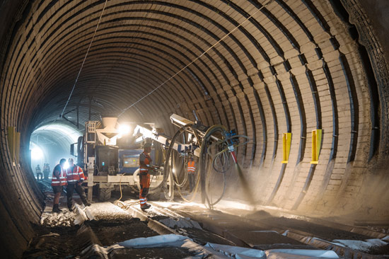 Bei der Sanierung des Bildstocktunnels wird das Tunnelinnere mit Spritzbeton ausgekleidet, nachdem die Tunnelwände gründlich gereinigt wurden.