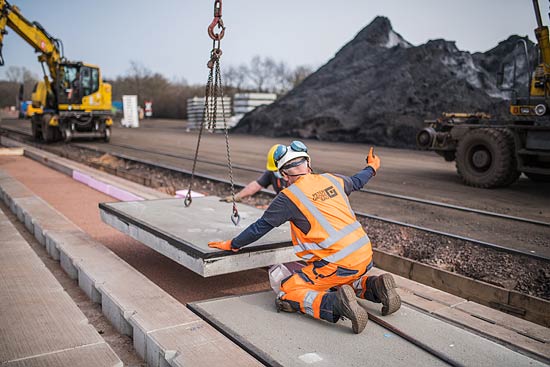 Einsetzen der Betonfertigteile am Saarhafen in Dillingen